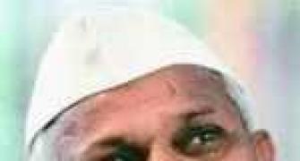 Hazare backs Maharashtra farmers' stir as tension simmers