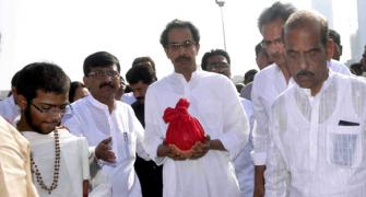 Uddhav collects Bal Thackeray's ashes 