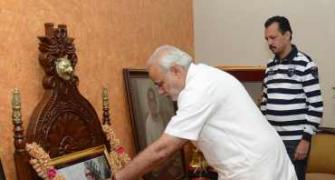 Photo: Modi visits Matoshree, offers condolences
