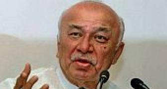 Shinde's faux pas on Kasab's hanging draws ire
