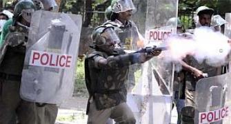 Pro-Telangana students, police clash at Osmania University