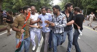 Kejriwal alleges Haryana govt-DLF nexus to favour Vadra