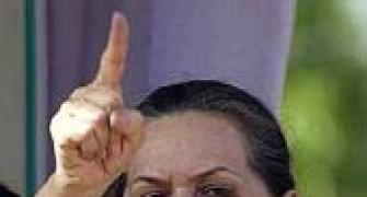 Sonia flags off Congress poll campaign in Himachal
