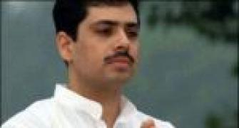 Land row: District commissioners give clean chit to Vadra