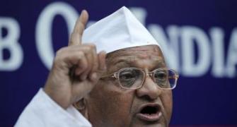 Hazare refuses to accept fund despite Kejriwal's offer