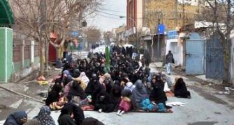 Quetta's Shia refuse to bury kin killed in blasts