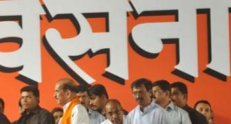 Shiv Sena workers force Manohar Joshi to leave Dussehra rally