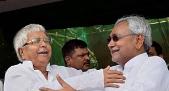 Nitish, Lalu break bread, to contest Bihar polls in alliance