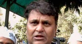 Expelled AAP MLA threatens to pull down Delhi government