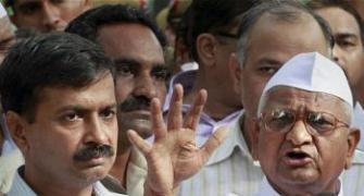 Kejriwal meets Hazare, gets a taunt in return!