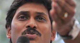 Jagan stages dharna for United AP in Delhi; courts arrest