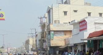 Seemandhra decries Andhra's division by going on a bandh