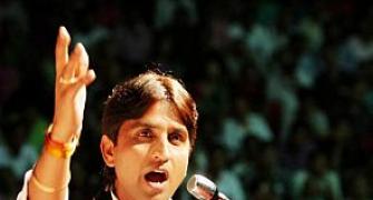Kumar Vishwas booked for dharna in police station