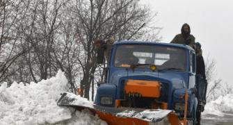 Srinagar-Jammu highway closed following fresh snowfall