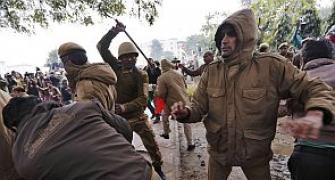 Kejriwal dharna: 12 injured in AAP-police clashes