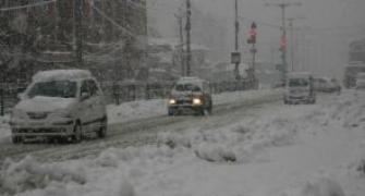 Kashmir remains cut off due to heavy snowfall, J-K highway closed