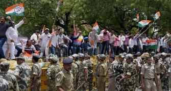 Frustrated over 'bure din', Congress workers try to gherao Parliament