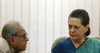 Sonia meets President on LS Leader of Opposition status