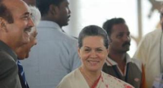 Sonia holds Iftar, shares table with Sharad Yadav and Lalu