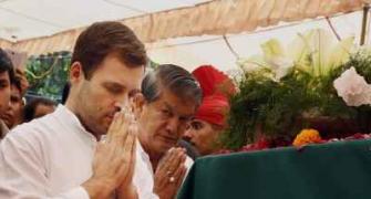Sonia writes to Munde's wife; Rahul visits BJP HQ to pay tribute