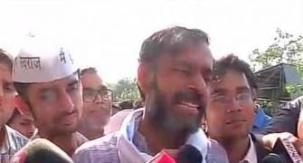 Yogendra Yadav released after furnishing Rs 5,000 bond bail