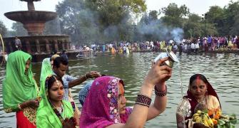 Chhath Puja comes to an end with holy dips, prayers to the sun
