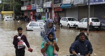 SOS Kashmir: No power, phone lines down, lakhs homeless