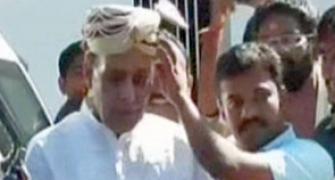 Murder accused places turban on Rajnath's head, stirs row