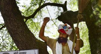 SHOCKING: Man who hanged himself at AAP rally dies