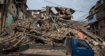 Fresh tremors jolt Nepal as death toll mounts to 2,200