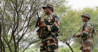 With mortar bombs, Pakistan targets Indian border