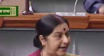 Defending self on Lalitgate, Sushma sucker punches the Gandhis