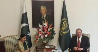 Heart to heart in Islamabad: Sushma meets Pak PM Nawaz Sharif