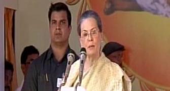 At Sivagiri mutt, Sonia makes veiled attack on BJP