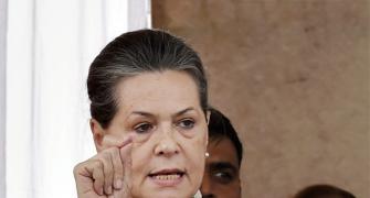 Sonia slams 'pracharak' Modi, 'dharnebaaj' Kejriwal