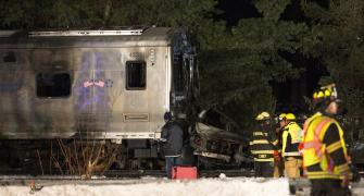 Train smashes into car in New York, kills 6