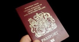 UK parents told to take away passports of girls at terror risk