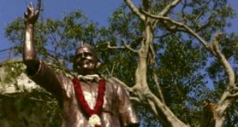 Ahmed Patel dedicates Indulal Yagnik's statue in Ahmedabad