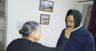 Before filing nomination, Kejriwal seeks his mother's blessings
