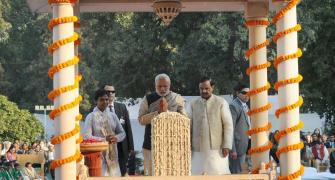 Prez, PM attend prayer meet for Gandhi death anniversary