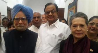 'Hand' that rocked Rao's boat after conviction stays by Manmohan
