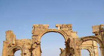 ISIS destroys 2,000-year-old Arch of Triumph in Palmyra