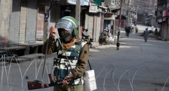 Mixed reactions to clampdown on WhatsApp news groups in Kashmir