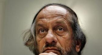 Students refuse to accept degrees from Pachauri