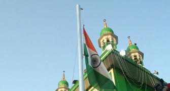 History in motion: Tricolour unfurled at Mumbai dargah