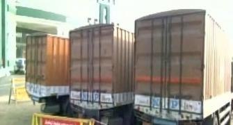 Trucks with Rs 570 crore cash stopped in Tamil Nadu