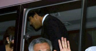 Singapore PM breaks tradition, takes bus to Delhi hotel