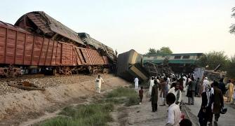 Pakistan train crash kills 6, injures over 150