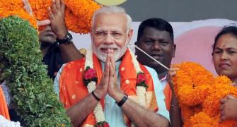 Modi warms up to Deve Gowda, attacks Rahul for 'insulting' ex-PM