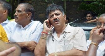 Shivakumar fights alone to save Cong-JD-S govt